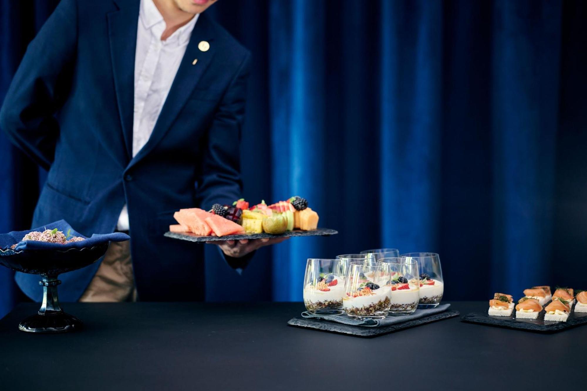 Midnight Hotel, Autograph Collection Canberra Exterior foto A butler serving food