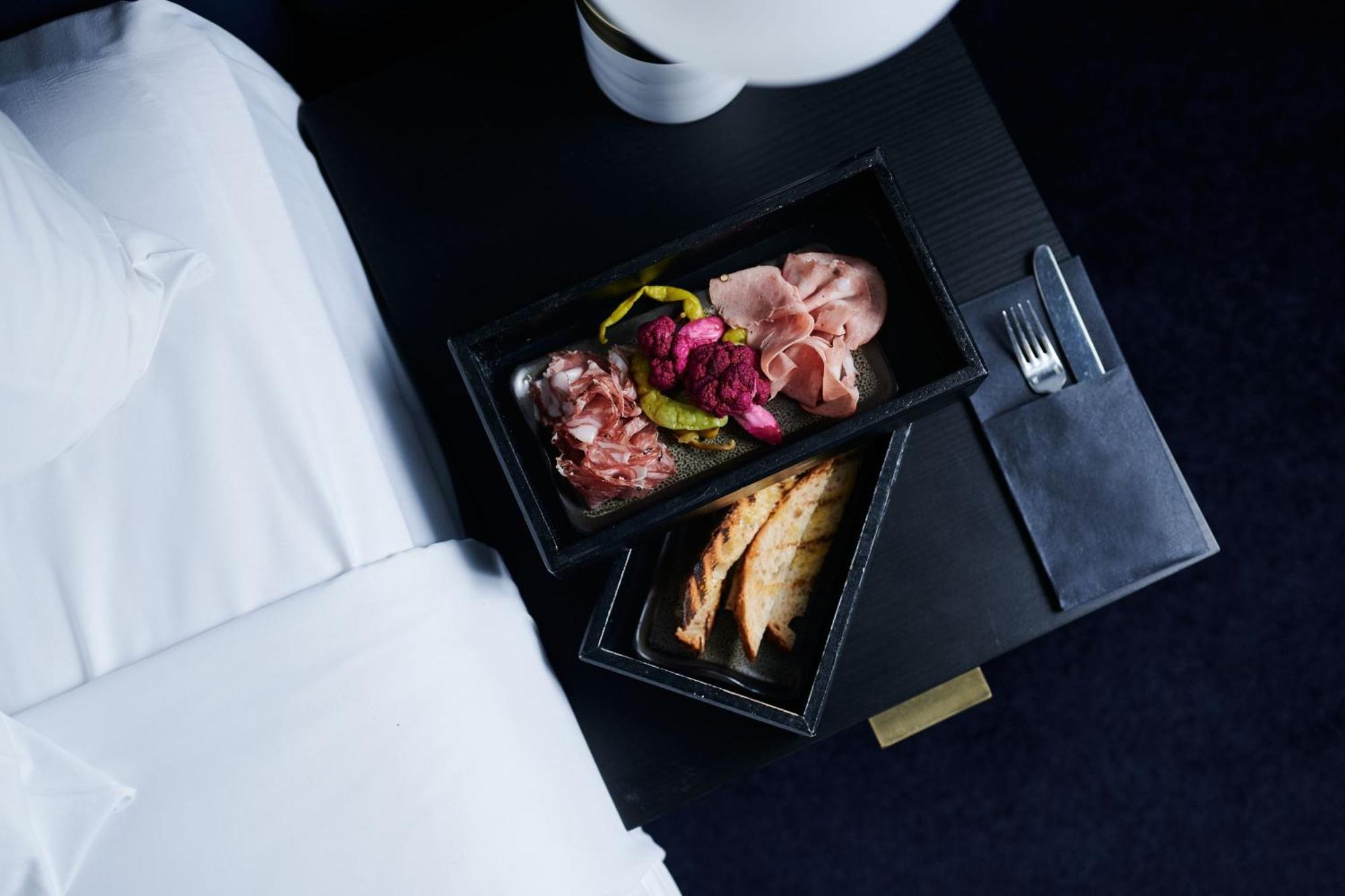 Midnight Hotel, Autograph Collection Canberra Exterior foto A first-class meal on board a Lufthansa plane