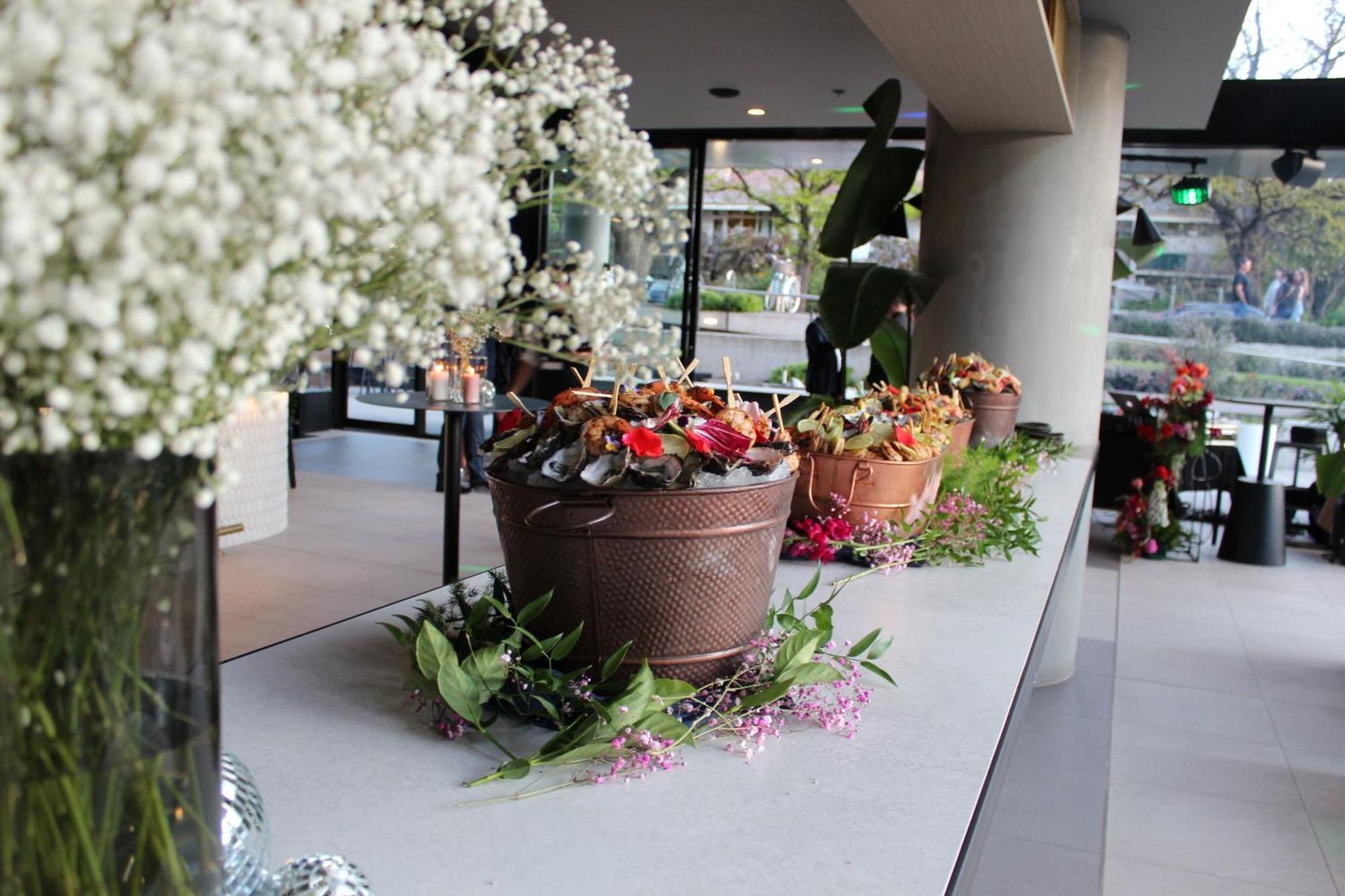 Midnight Hotel, Autograph Collection Canberra Exterior foto Flower arrangement at the entrance of the hotel