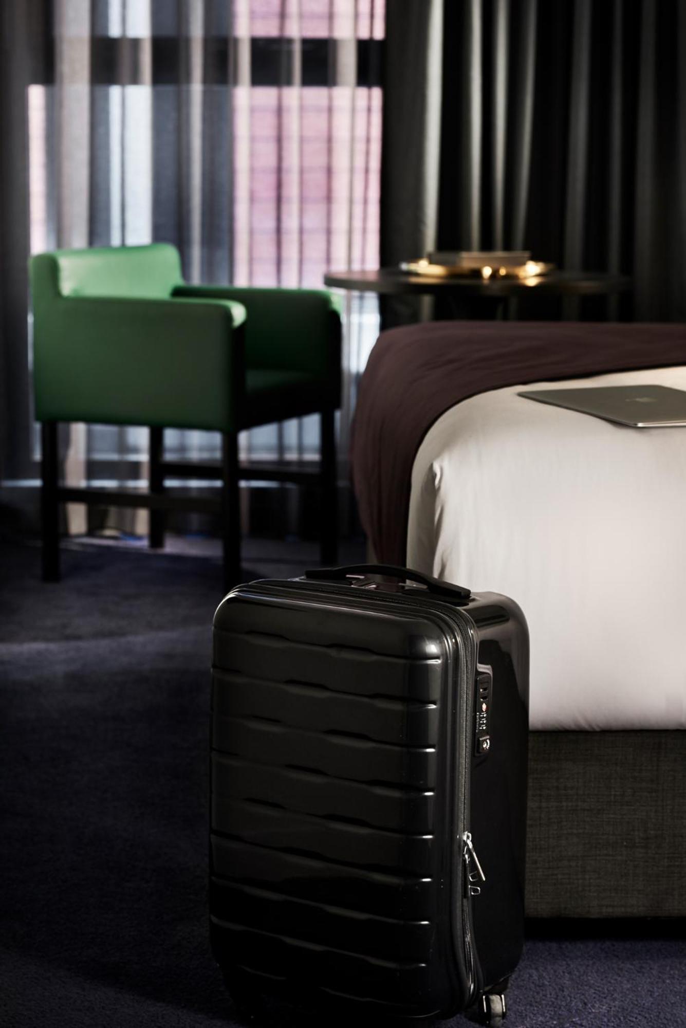 Midnight Hotel, Autograph Collection Canberra Exterior foto A suitcase